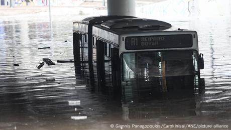 В Гърция падна толкова дъжд колкото иначе се излива за