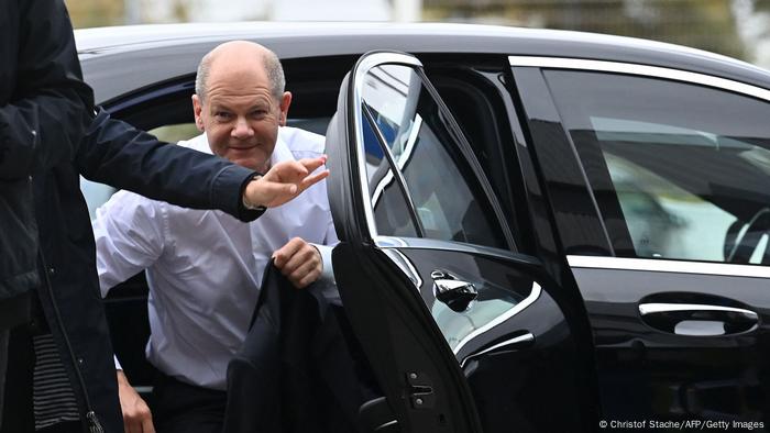 Olaf Scholz getting out of a car