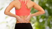 fitness, healthcare and medicine concept - close up of sporty woman touching her back
Frau mit Rückenschmerzen
