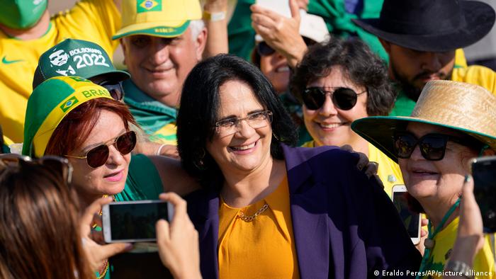 Brasilien Frauenministerin Damares Alves in einer Menschenmenge