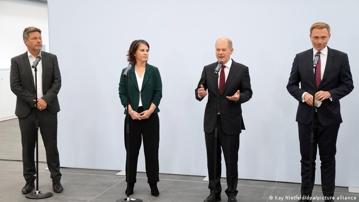 Yeşiller eş başkanları Robert Habeck, Annalena Baerbock, SPD'nin başbakan adayı Olaf Scholz ve FDP lideri Christian Lindner