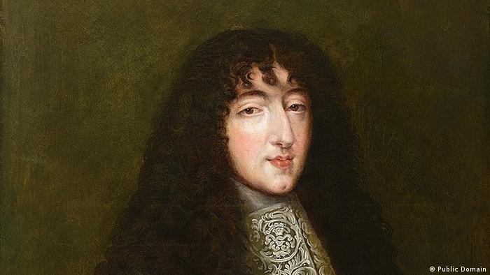 Филип Първи Орлеански е по-малкият брат на Краля Слънце Луи XIV. Херцогът е известен с афинитета си към парфюми, бижута и екстравагантни дрехи от дантела и коприна. Филип има много любовни авантюри - както с мъже, така и с жени.