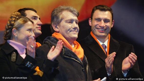 Pol&iacute;tico ucraniano Viktor Yushchenko (c.) em dezembro de 2004