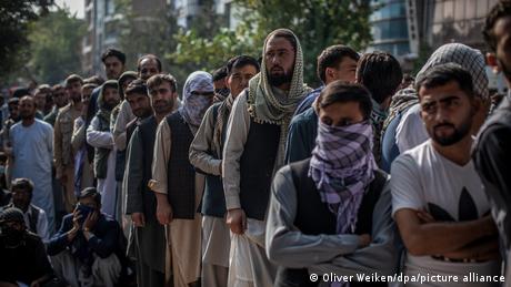 Afghanistan | Afghanische Männer warten vor einer Bank