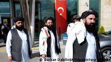 Eine Delegation der Taliban geht über das Gelände des Flughafens Ankara-Esenboga. Eine hochrangige Delegation der neuen Führer von Afghanistan ist zu Gesprächen mit türkischen Beamten in der Türkei eingetroffen. +++ dpa-Bildfunk +++