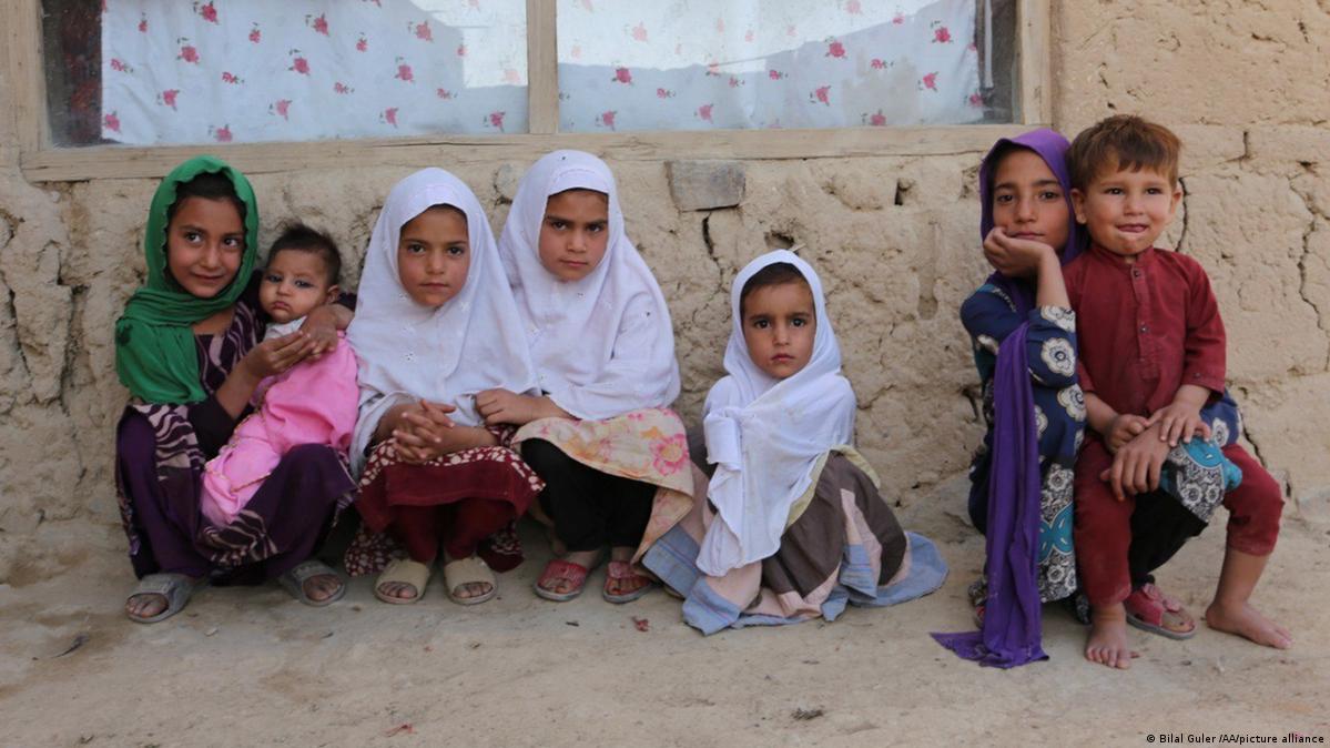 وضعیت بد کودکان افغان؛ یونیسف صفحات اجتماعی اش را سیاه نمود – DW – ۱۴۰۰/۸/۲۹