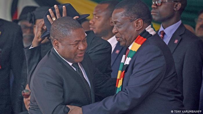 Simbabwe Präsident Emmerson Mnangagawa (R) und Mosambik Präsident Filipe Nyusi 