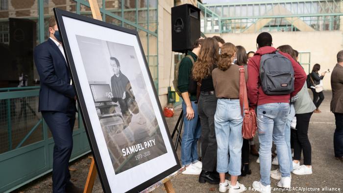 یادبود سالروز قتل آموزگار فرانسوی، ساموئل پتی در یکی از دبیرستان‌های فرانسه، ۱۵ اکتبر ۲۰۲۱