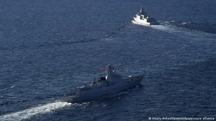 去年10月，中国海军和俄罗斯海军组成的共10艘舰艇穿越了分隔日本本州岛和北海道之间的津轻海峡。