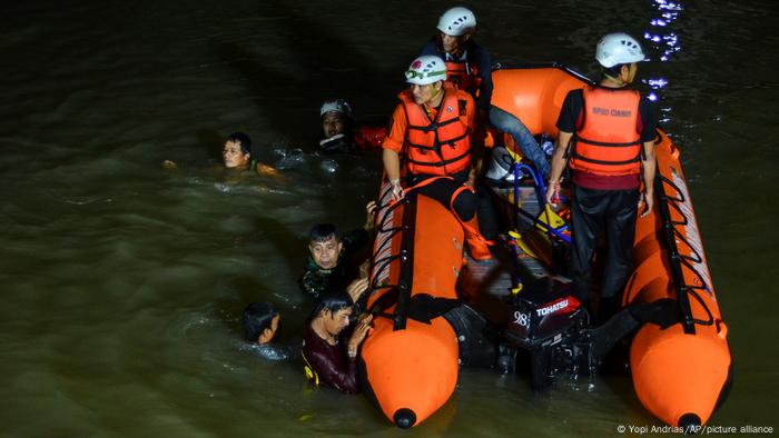 Indonesia: 11 kids drown, 10 rescued in river cleanup | News | DW |  16.10.2021