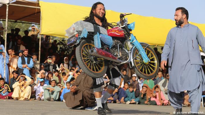 یکی دیگر از شرکت‌کنندگان لبخندزنان نمایش می‌دهد که به راحتی توان حمل یک موتورسیکلت را دارد.
