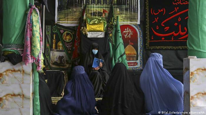 آنتونیو گوترش، دبیرکل سازمان ملل متحد چندی پیش از عهدشکنی طالبان و عدم پایبندی آن‌ها به وعده تضمین حق مشارکت زنان و دختران در امور اجتماعی انتقاد کرده بود. تصویری از زنان متعلق به قوم هزاره در قندهار.