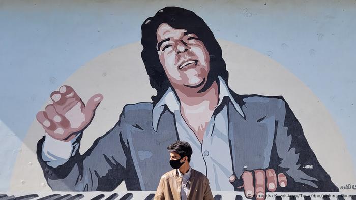 با روی کار آمدن طالبان در افغانستان عرصه فرهنگ و هنر به ویژه موسیقی نیز به شدت زیر ضرب رفته است. تصویری دیواری از احمد ظاهر، خواننده اسطوره‌ای افغانستان بر یکی از دیوارهای کابل؛ تصویری خاموش که از آن صدایی برنمی‌آید.