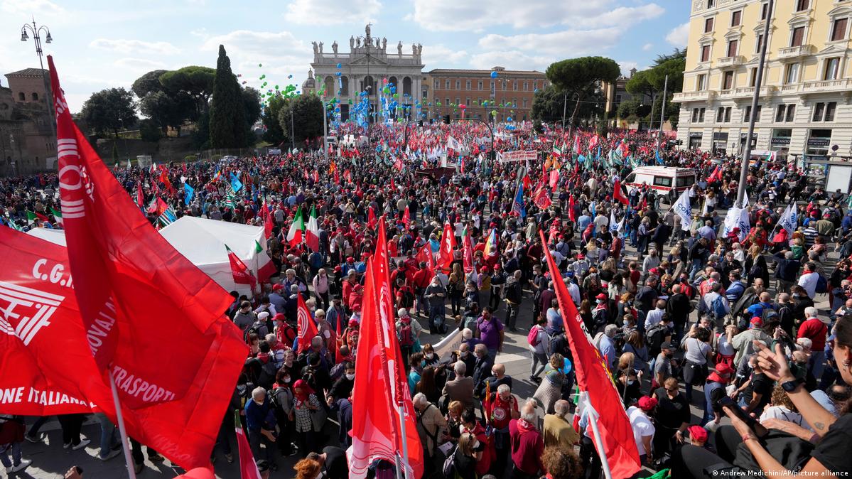 Italy: Thousands gather for anti-fascist protest – DW – 10/16/2021
