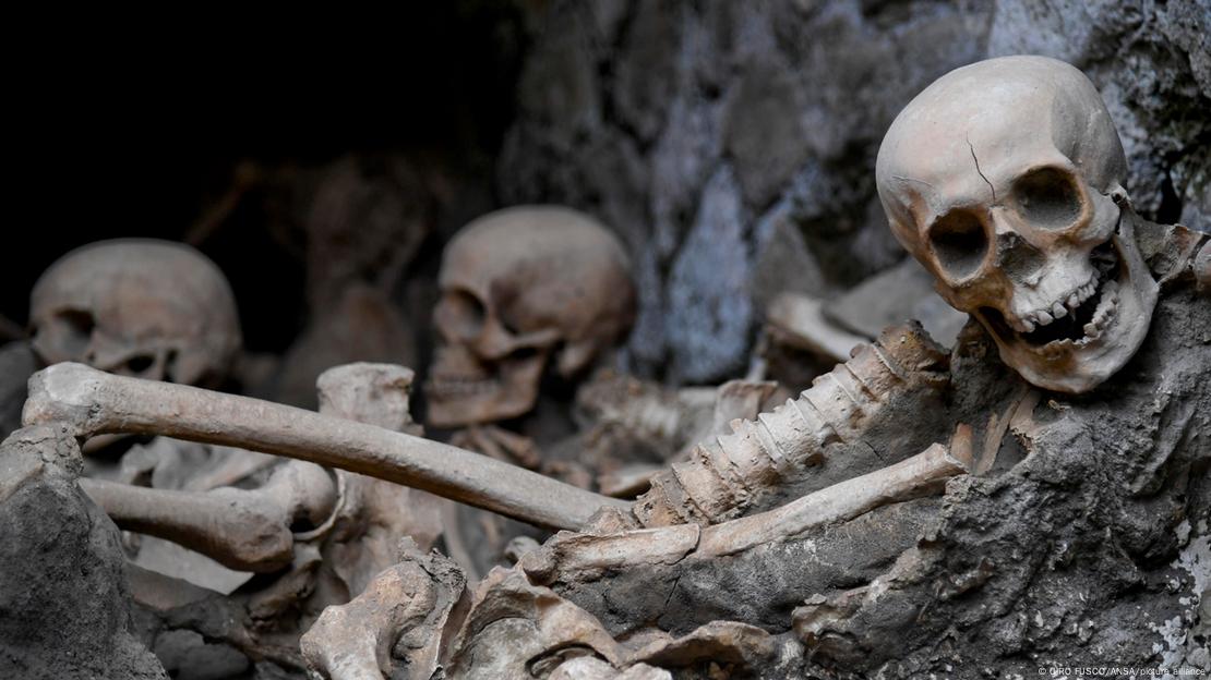 En Herculano fueron encontrados además numerosos restos humanos de víctimas de la potente erupción ocurrida en año 79 d.C. En Herculano fueron encontrados además numerosos restos humanos de víctimas de la potente erupción ocurrida en año 79 d.C.