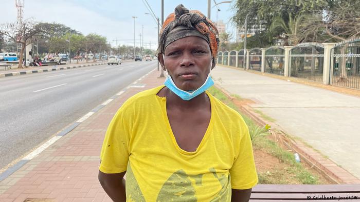 Mulher angolana passa fome na rua