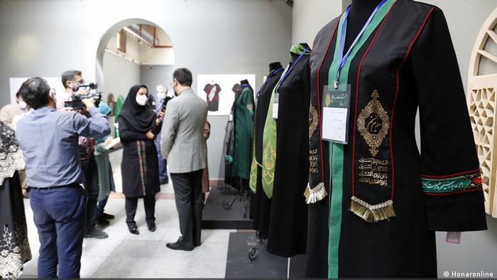 مریم پورشهابی دبیر کارگروه ساماندهی مد و لباس همچنین از نمایش آثار ششمین نمایشگاه لباس عاشورایی در این نماشگاه مد خبر داد و ابراز امیدواری کرد که این آثار مورد توجه تولیدکنندگان قرار گرفته و به تولید انبوه برسد. 
