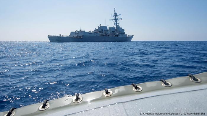 USS Dewey melintasi Laut Cina Selatan
