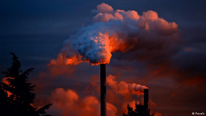 Dalam satu abad terakhir, emisi CO2 dari kegiatan industri telah berdampak pada kondisi Bumi