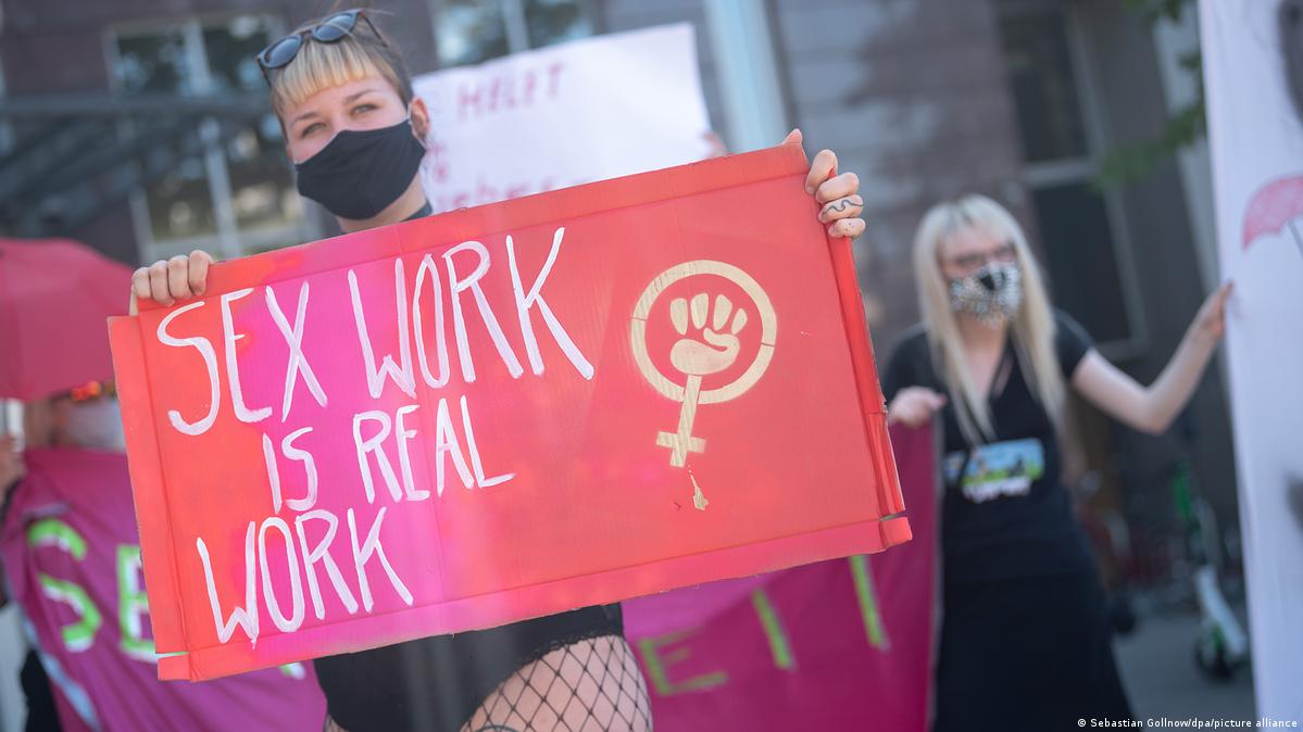 За что проститутки в ФРГ критикуют закон о защите их прав? – DW – 24.10.2021