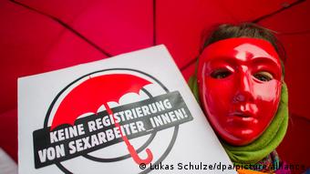 Девушка протестует против обязательной регистрации занятых в секс-индустрии