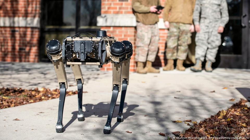 Fabricante militar presenta perro robot armado con un rifle – DW