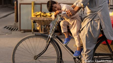 BdTD | Afghanistan, Kabul - ein Junge schläft auf einem Fahrrad