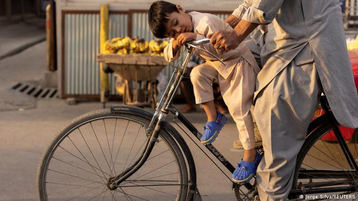 BdTD | Afghanistan, Kabul - ein Junge schläft auf einem Fahrrad