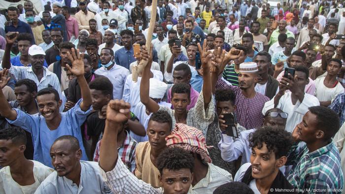 Le 18 octobre 2021, à Khartoum, des manifestants demandent la dissolution du gouvernement