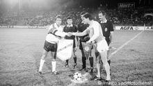 Bildnummer: 08791493 Datum: 25.03.1987 Copyright: imago/Ferdi Hartung
Tel Aviv , Israel - Deutschland 0:2 - Kapitän Lothar Matthäus (Deutschland, li.) gibt seinem Gegenüber die Hand, dazwischen Schiedsrichter Albert Thomas (Niederlande); 805c Fussball Nationalteam Vneg Vsw xdp yas 1987 quer o0 shake hands Wimpel Wimpeltausch Tausch Objekte o0 DFB Länderspiel
Image number 08791493 date 25 03 1987 Copyright imago Ferdi Hartung Tel Aviv Israel Germany 0 2 Captain Lothar Matthew Germany left gives his to The Hand in between Referees Albert Thomas Netherlands 805c Football National team Vneg Vsw Yas 1987 horizontal o0 Shake Hands Pennant Pennant exchange Exchange Objects o0 DFB international match 