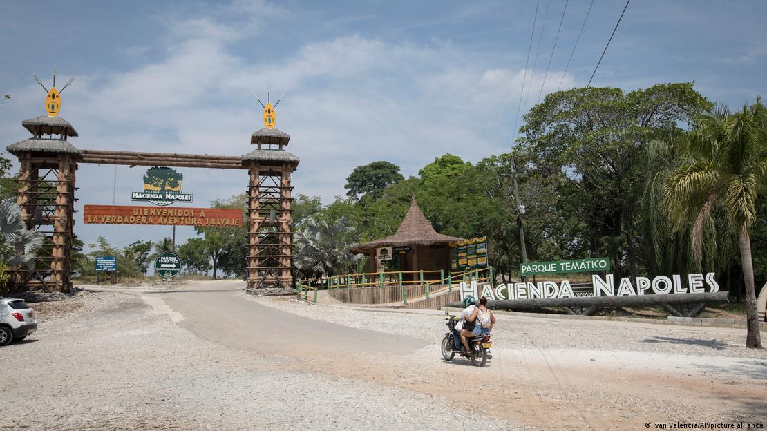 Puerto Triunfo, Colombia: A couple drives their motorbike to Hacienda Napoles Park