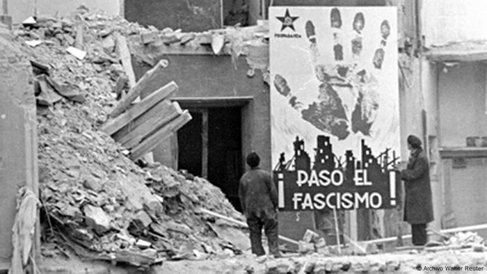 Edificios alcanzados por un bombardeo de aviación franquista.