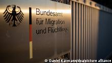 Bundesamt für Migration und Flüchtlinge (BAMF) steht auf einem Schild vor dem Gebäude.