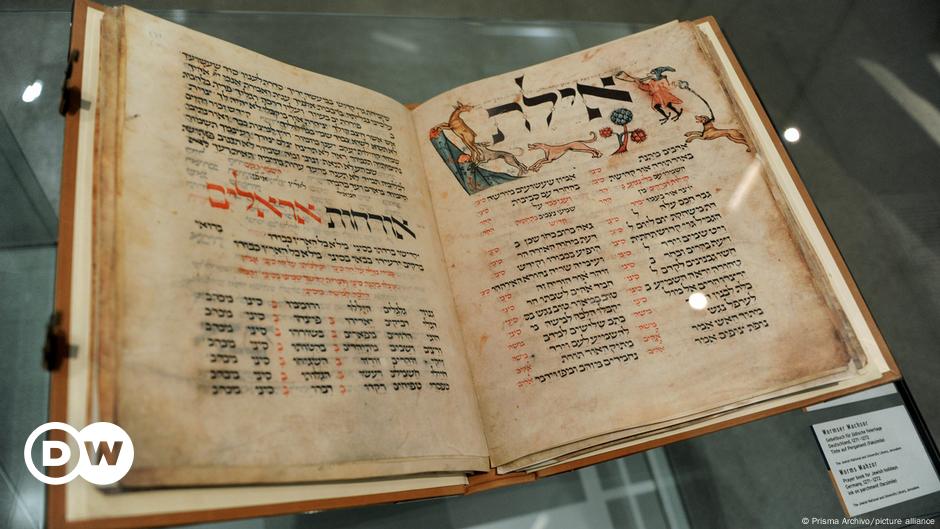 Hebrew prayer book from medieval Bavaria sets auction record – DW – 10 ...