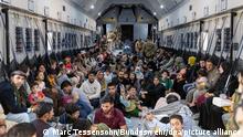 Dicht gedrängt sitzen Menschen, die aus Kabul ausgeflogen worden sind, auf dem Boden eines Airbus A400 M der Bundeswehr. Unter dramatischen Umständen hat die Bundeswehr ihre Luftbrücke aus der afghanischen Hauptstadt Kabul nach elf Tagen beendet. +++ dpa-Bildfunk +++