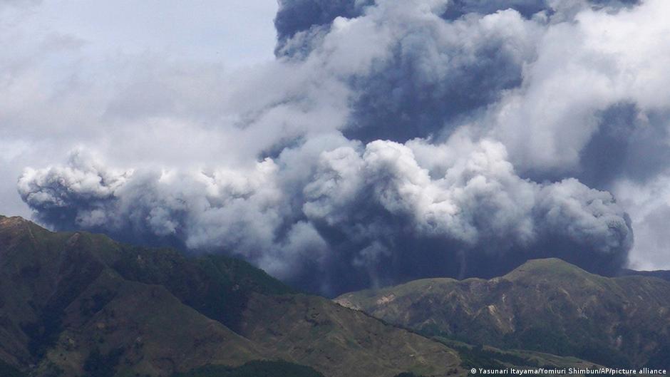 Japan: Mount Aso volcano erupts  | News | DW - Vimarsana News