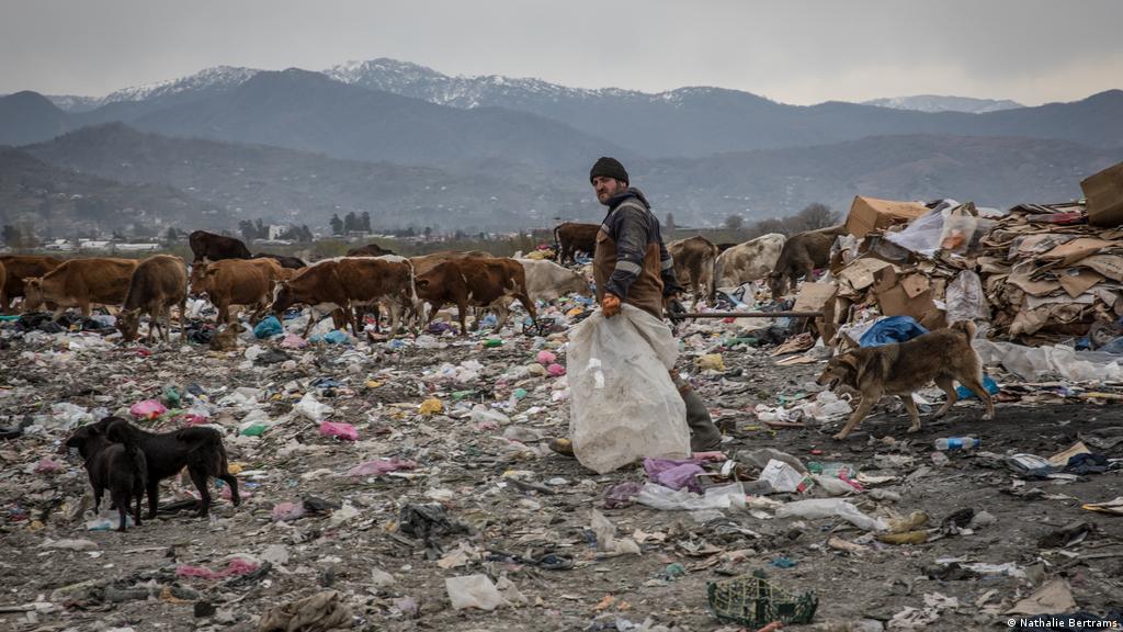 Living and working on Georgia′s largest garbage dump | Global Ideas | DW |  27.10.2021