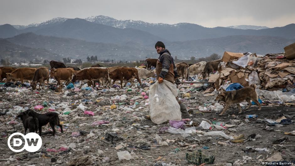 Tinggal dan bekerja di tempat pembuangan sampah terbesar di Georgia |  Ide Global |  DW