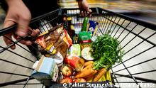 Ein Einkauf liegt in einem Einkaufswagen in einem Supermarkt. Die Angst vor steigenden Preisen könnte Ökonomen zufolge die Inflation anheizen. (zu dpa «DIW: Bei Inflation droht Gefahr von psychologischer Seite») +++ dpa-Bildfunk +++