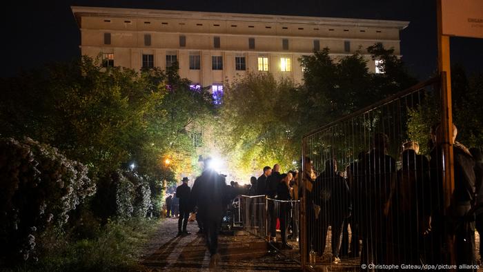 Les gens font la queue pour entrer dans le Berghain