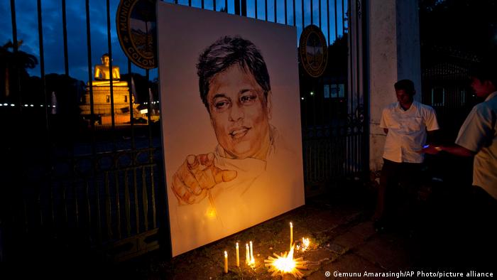 Lasantha Wickrematunge había informado críticamente sobre la guerra entre el Gobierno de Sri Lanka y los rebeldes tamiles. Fue asesinado a tiros en su coche en 2009.