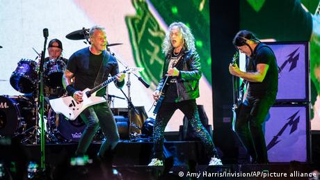 Die vier Musiker von Metallica bei einem Konzert auf der Bühne.
