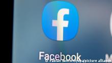 28.04.2021 Auf dem Bildschirm eines Smartphones sieht man das Logo der App Facebook. Facebook veranstaltet am Mittwoch eine Online-Version seiner jährlichen Entwicklerkonferenz F8. (zu dpa «Facebook geht härter gegen Regelverstöße in Gruppen vor») +++ dpa-Bildfunk +++