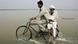 Mit dem Fahrrad durch das Wasser: Pakistanische Flüchtlinge in Punjab (Foto: AP) Mit dem Fahrrad durch das Wasser: Pakistanische Flüchtlinge in Punjab (Foto: AP)