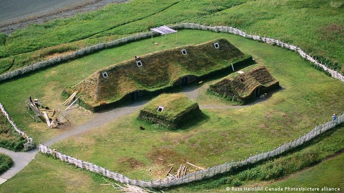 Vista aérea de L'anse aux meadows, un histórico asentamiento vikingo en Terranova, Canadá.