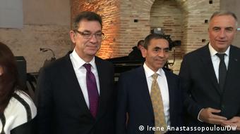 Συνάντηση δύο φίλων και συνεργατών στη Θεσσαλονίκη. Ο Άλμπερτ Μπουρλά της Pfizer με τον Ουγκούρ Σαχίν στη μέση. Δεξιά ο Σταύρος Καλαφάτης. υφ. Μακεδονίας-Θράκης 