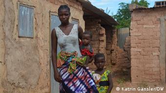 Sandrine Kaboré et ses enfants.