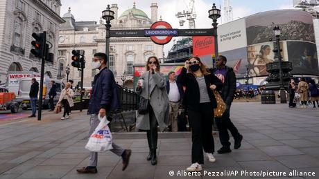 Във Великобритания ходят без маски влизат навсякъде без да покажат