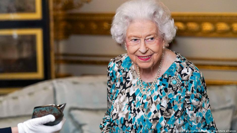 Queen Elizabeth spends night at hospital DW 10/22/2021