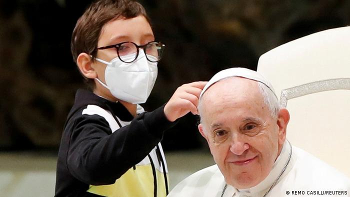 BdTD Vatikan Papst | Junge interessiert sich für Kappe 